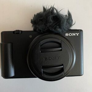 GP-VPT2BT shooting with wireless remote commander also comes with Vlogger kit